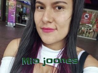 Mia_joones